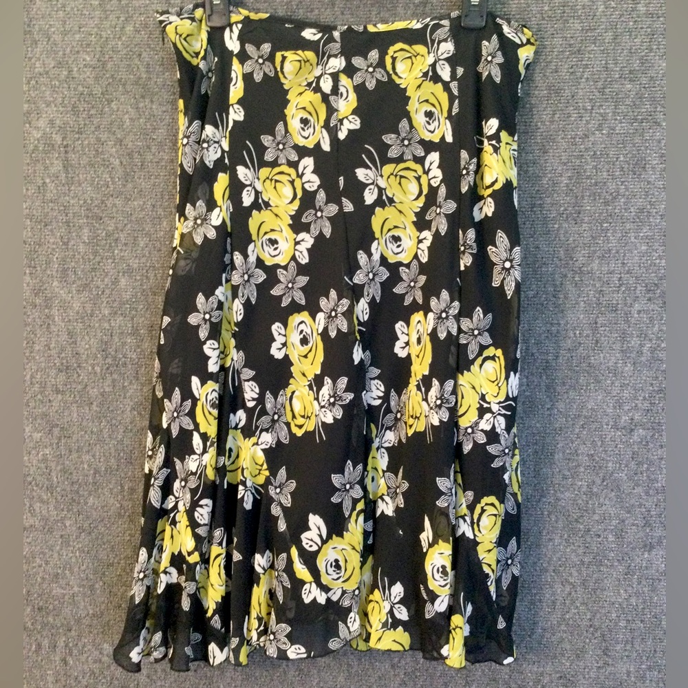 ESSENTIALS by MILANO sheer, lined, 27” long gored SKIRT.  Black, dull yellow